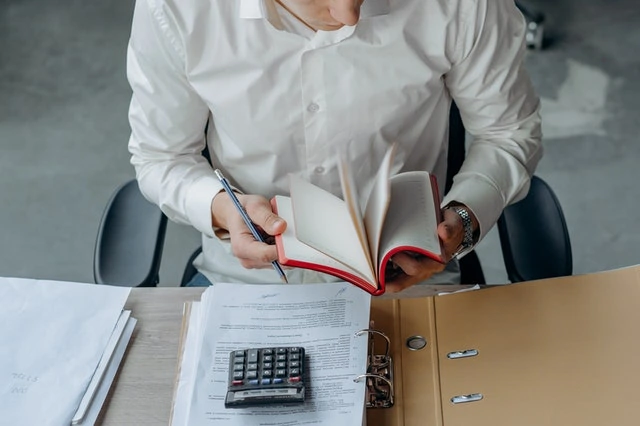 akuntan sedang membuat buku besar