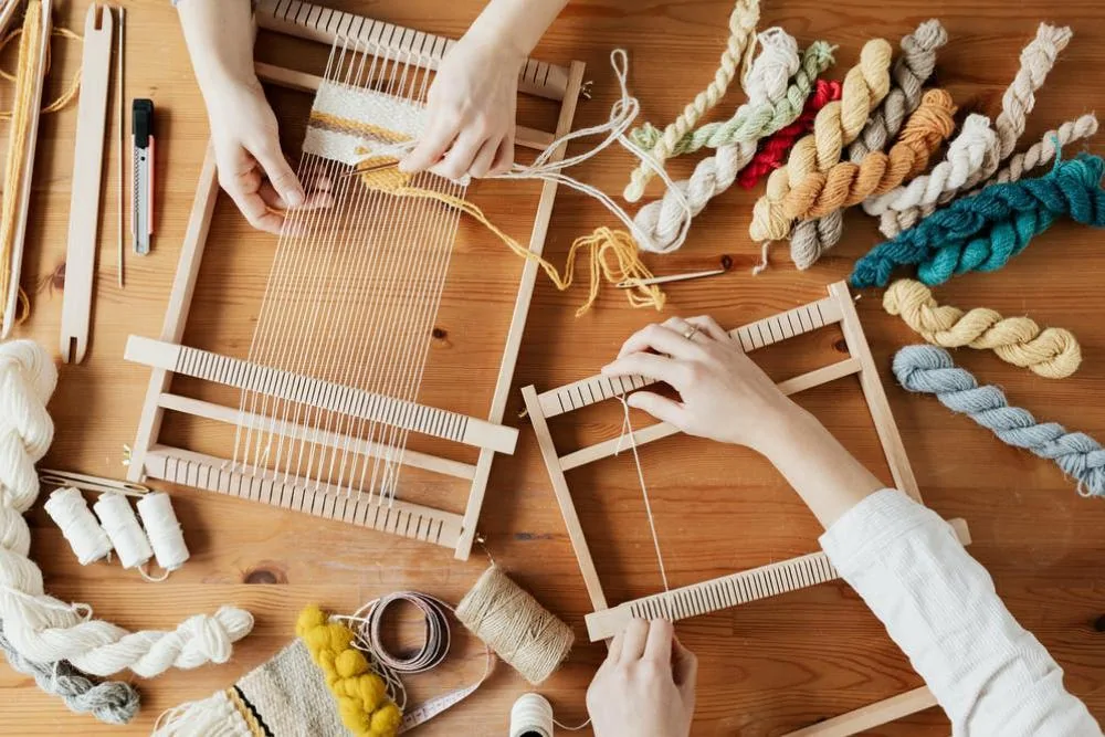 pekerja mengubah bahan baku menjadi produk