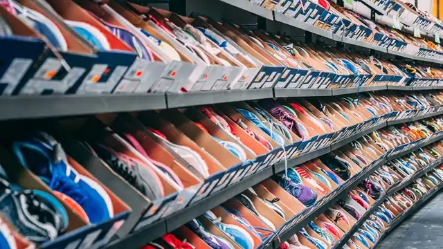 perusahaan dagang berbentuk toko sepatu