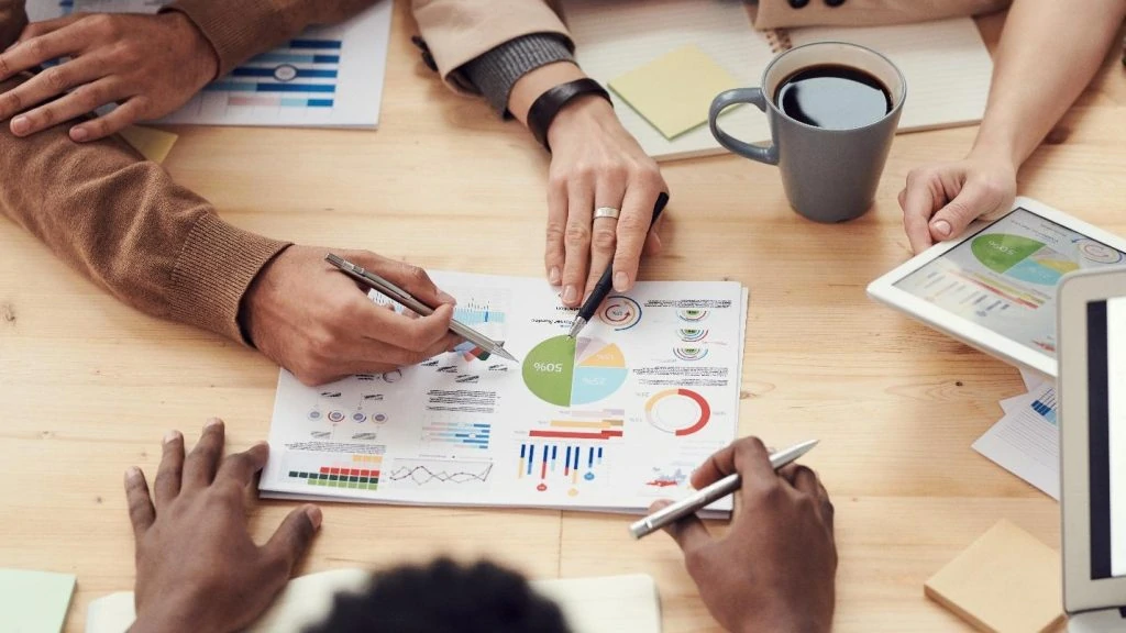 karyawan sedang menyusun strategi bersaing perusahaan