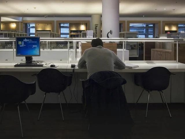 seorang karyawan bekerja lembur di kantor
