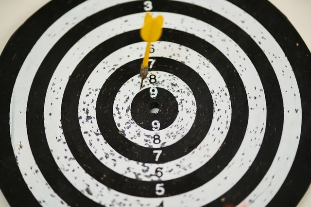 dart mengenai target sasarannya di papan