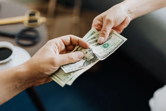 membayar take home pay yang berupa cash kepada seseorang