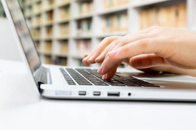 seorang karyawan sedang melakukan pekerjaan data entry
