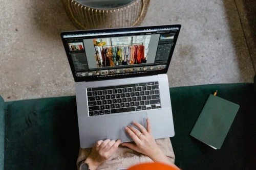 seseorang sedang menjalankan bisnis online shop melalui laptop