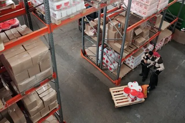 pekerja-gudang-sedang-membawa-stok-barang-diatas-troli