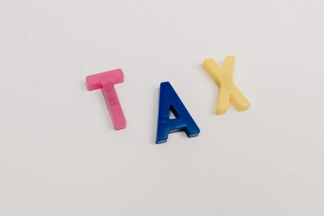 kata tax di backgroud polos