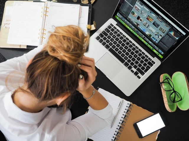 seorang karyawan stress saat kerja