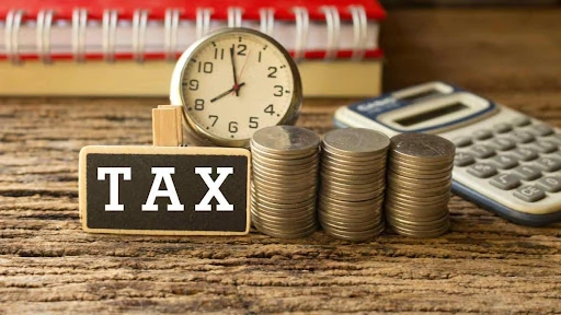 tulisan tax di depan jam, koin dan kalkulator