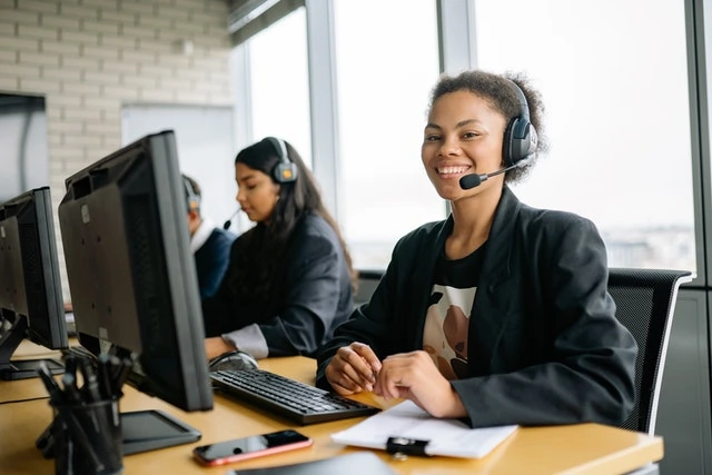 karyawan perusahaan bekerja sebagai customer relationship specialist