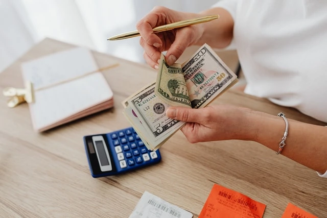 pengusaha menghitung take home pay untuk para karyawan