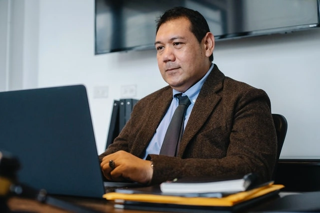 seorang pegawai sedang mengajukan sertifikat elektronik