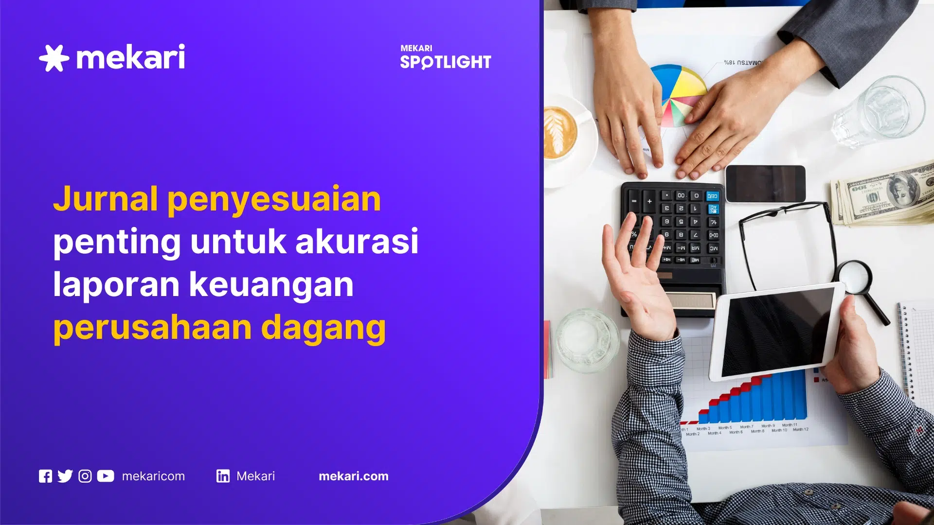 Dua karyawan sedang menyusun jurnal penyesuaian perusahaan dagang