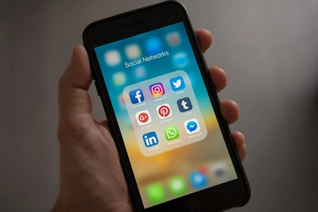 media sosial dapat digunakan untuk komunikasi pelayanan customer