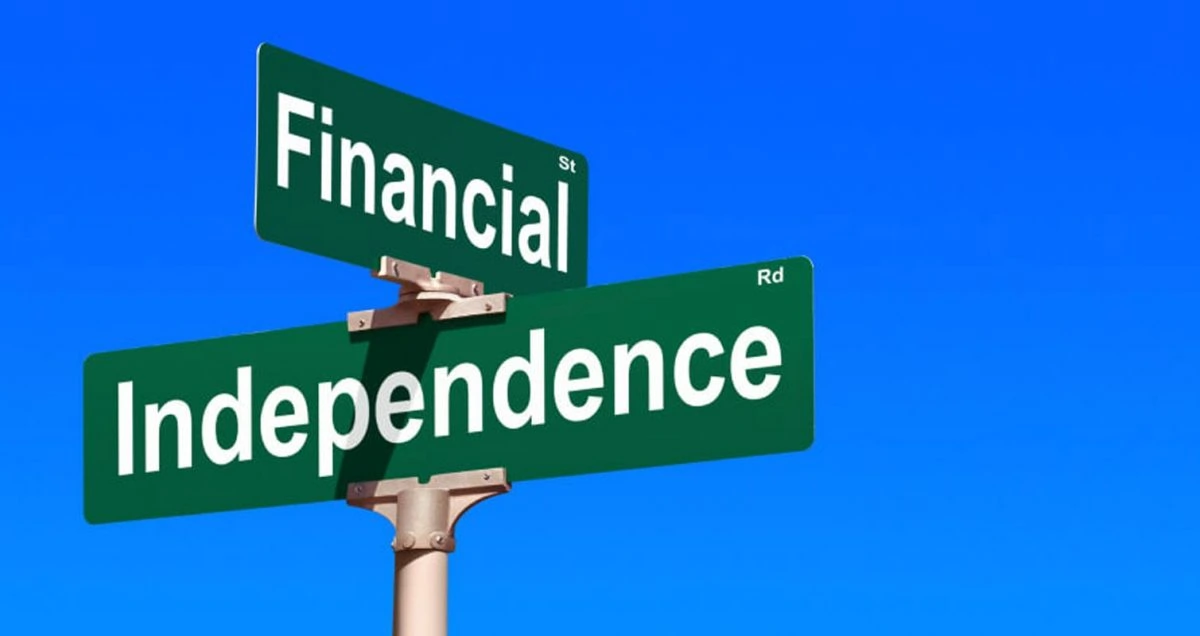 Papan jalan tulisan "financial independence", yang artinya merdeka finansial