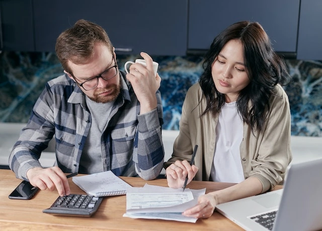 tim hrd diskusi tentang sistem payroll perusahaan