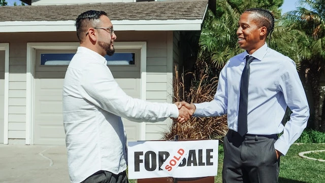 tim sales bersama pelanggan untuk close deal