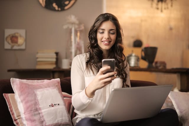 karyawan menggunakan aplikasi absensi online