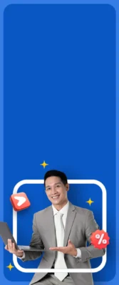 Pria berjas tersenyum sambil memegang laptop dan menunjuk dengan tangan lain, di depan latar biru berbingkai putih dengan ikon promosi persen.