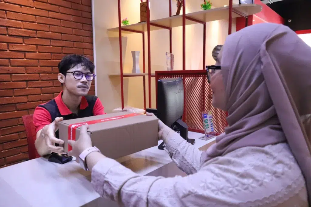 Ilustrasi kirim paket melalui Lion Parcel