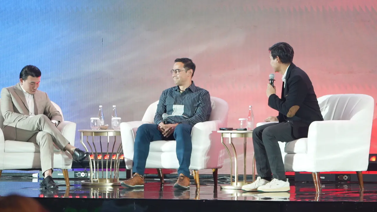 Ketiga panelis dr. Dicky IE, Director of Sales & Operations Dermaster (kiri), Aldo Rambie, Head of Industry Meta Indonesia (tengah), Aviandri Hidayat, CPO Mekari (kanan) dalam sesi bertajuk "Turning Conversations Into Conversions" AI Chatbot WhatsApp untuk Bisnis-body-image-1